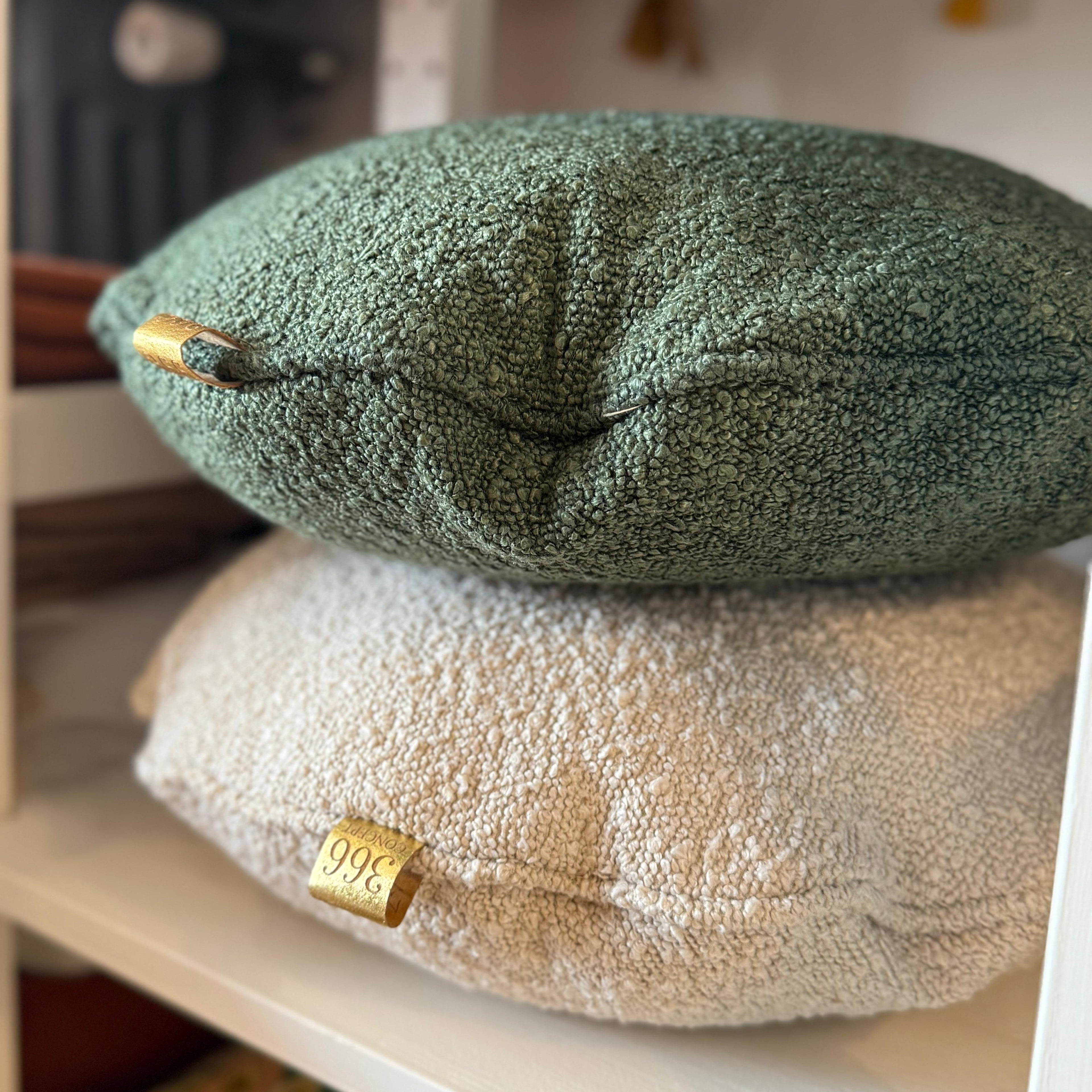 366 Concept, Coussin rond Ø 31 cm - Boucle Bottle Green XS