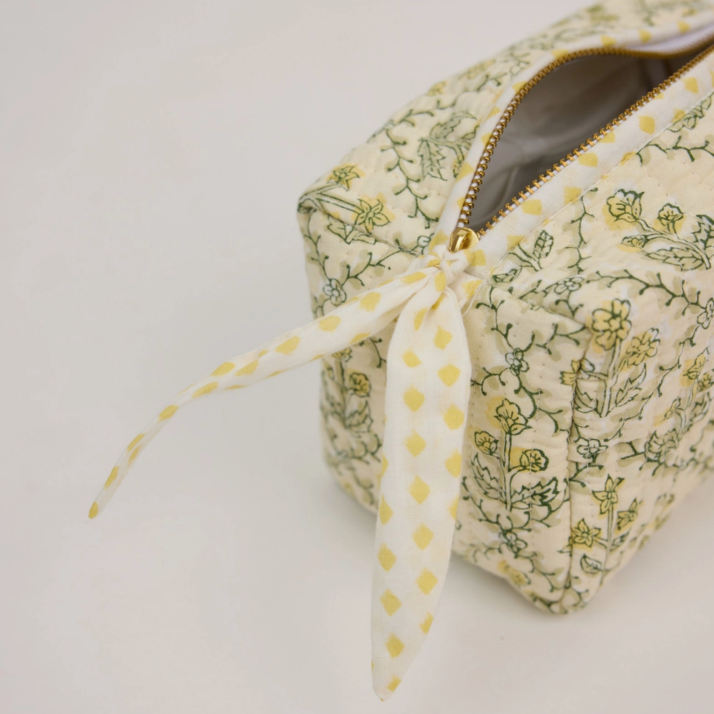 Paper Mirchi, Trousse de toilette - Treillis floral crème au beurre