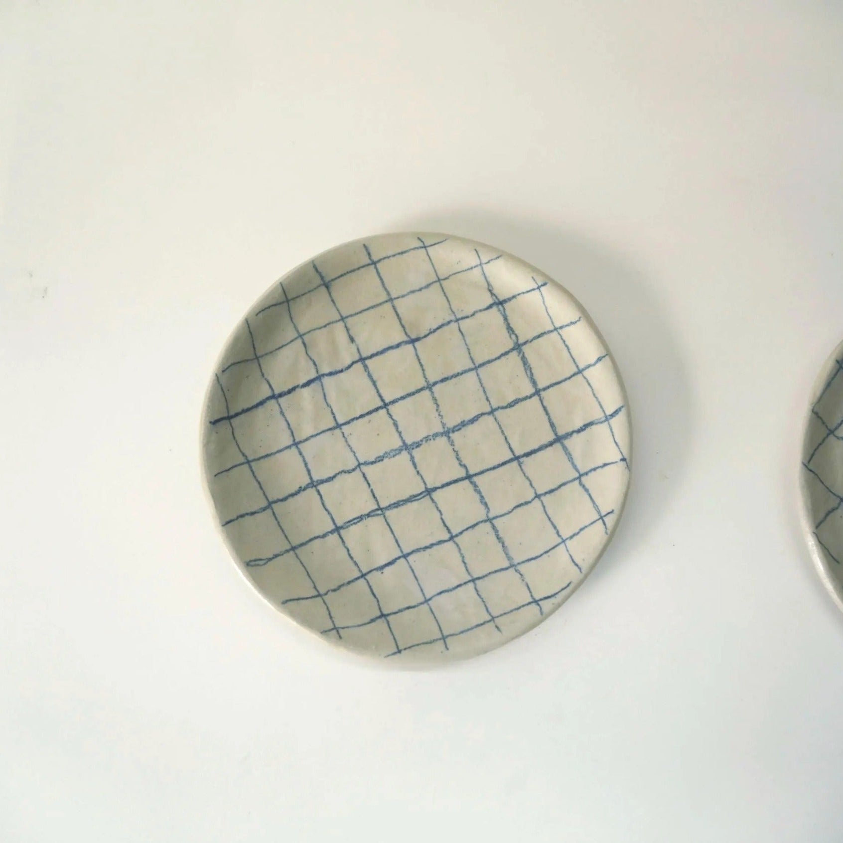 Atelier Numero 18, Assiette en grès - Carreaux