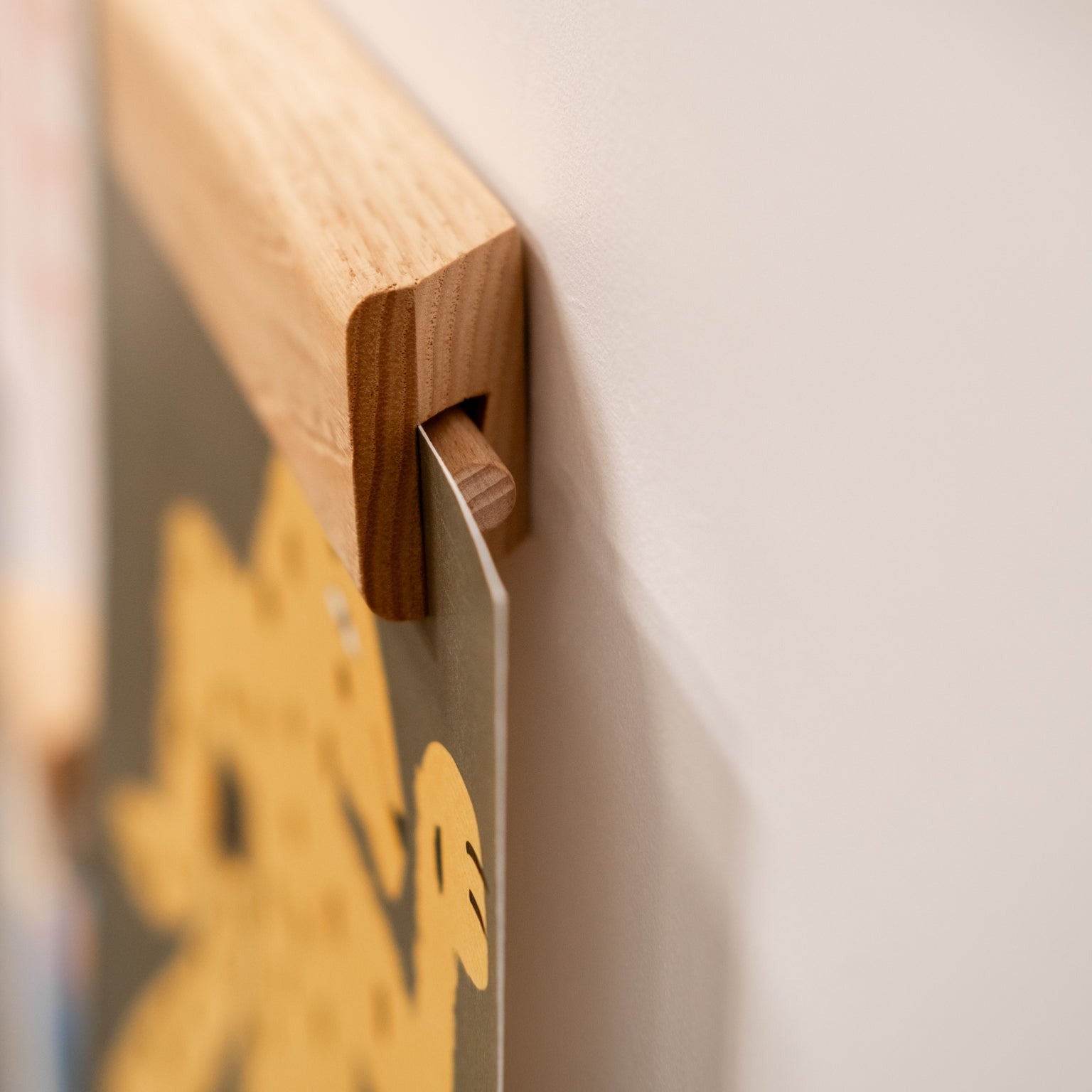 Gllu, Porte-affiches Raisin