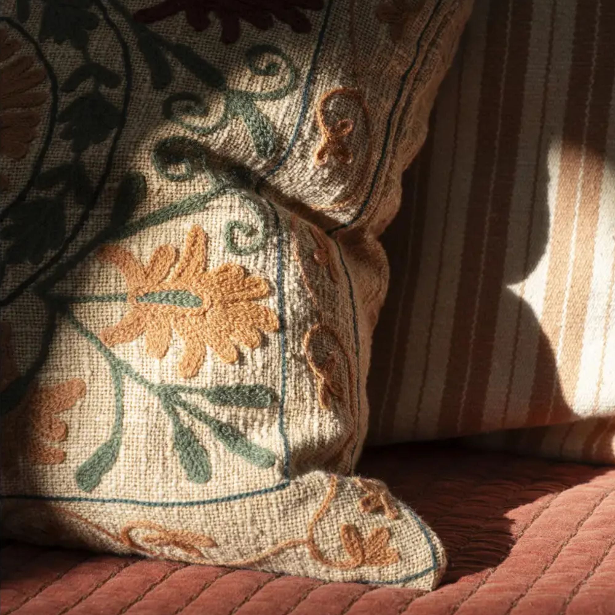 Madam Stoltz, Housse de coussin 50x50 - Suzani Sand