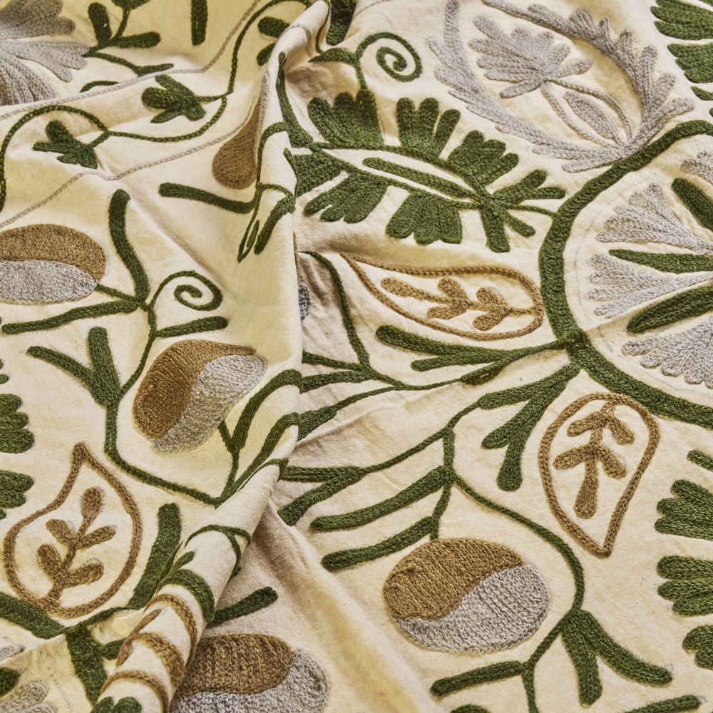 Madam Stoltz, Couvre lit en coton brodé - Suzani