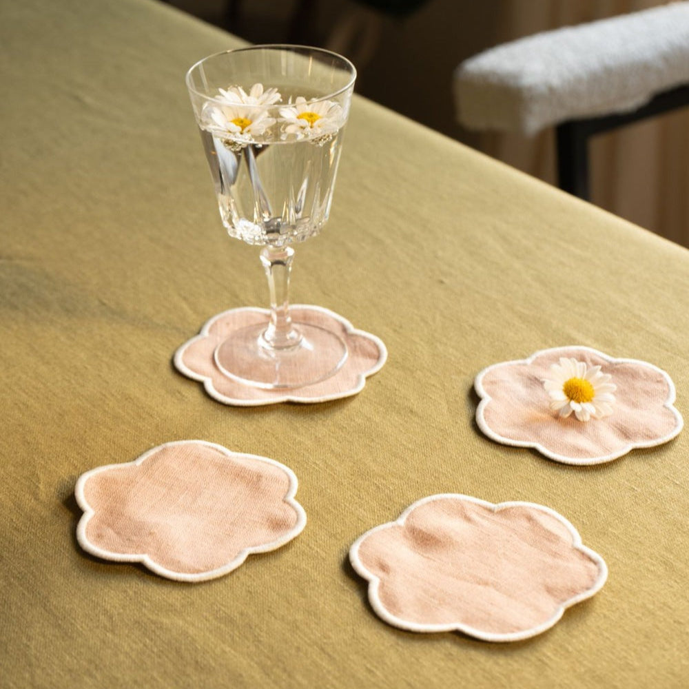 Tomète, Lot de 4 dessous de verre festonnés en lin -Rose poudré & Blanc