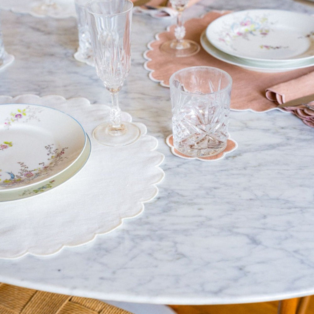 Tomète, Lot de 4 dessous de verre festonnés en lin -Rose poudré & Blanc