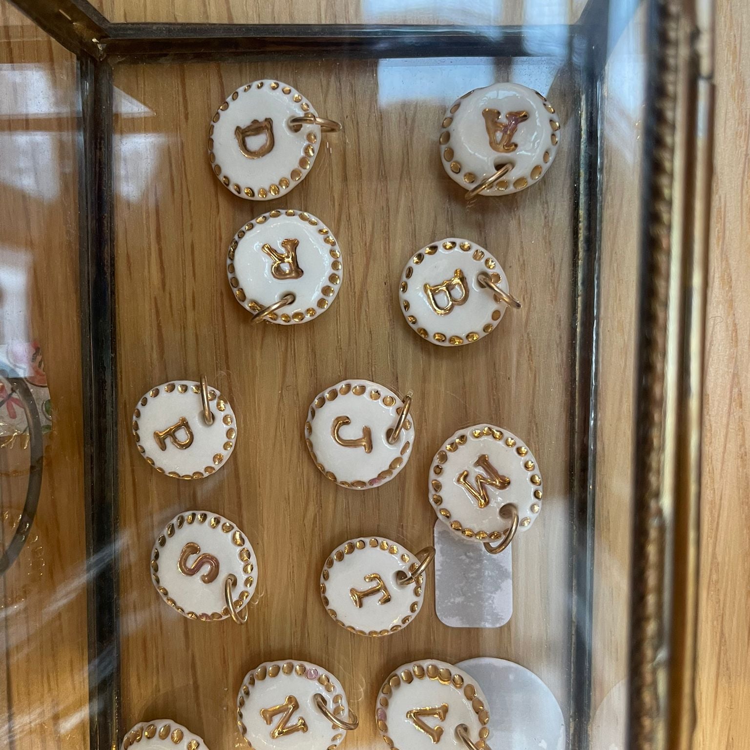 1320°, Médaillon - Lettres