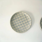 Atelier Numero 18, Assiette en grès - Carreaux