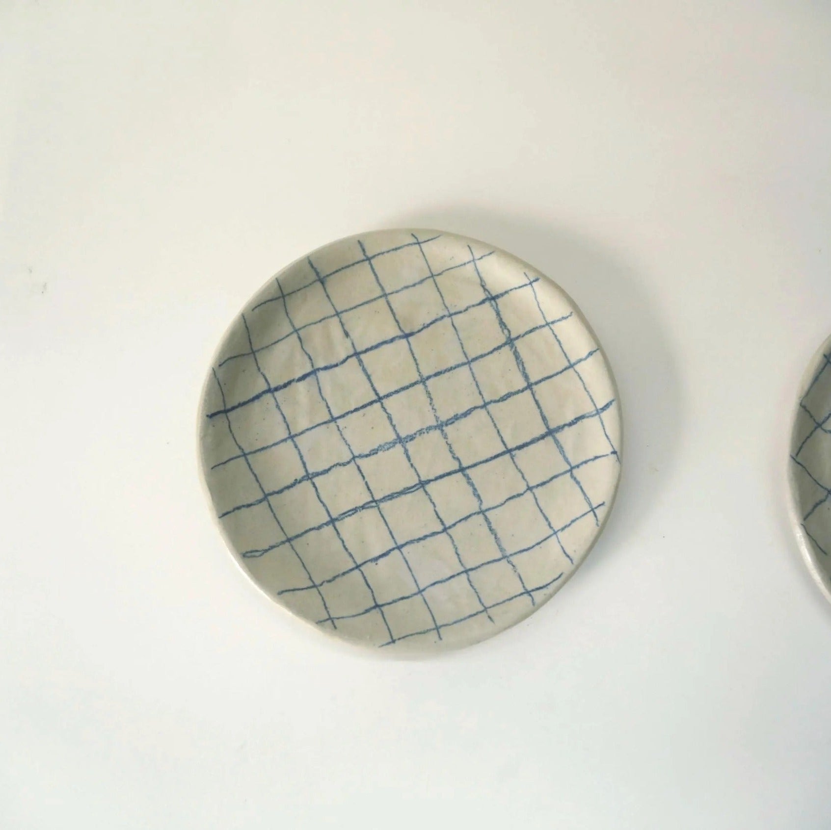 Atelier Numero 18, Assiette en grès - Carreaux