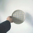 Atelier Numero 18, Assiette en grès - Carreaux
