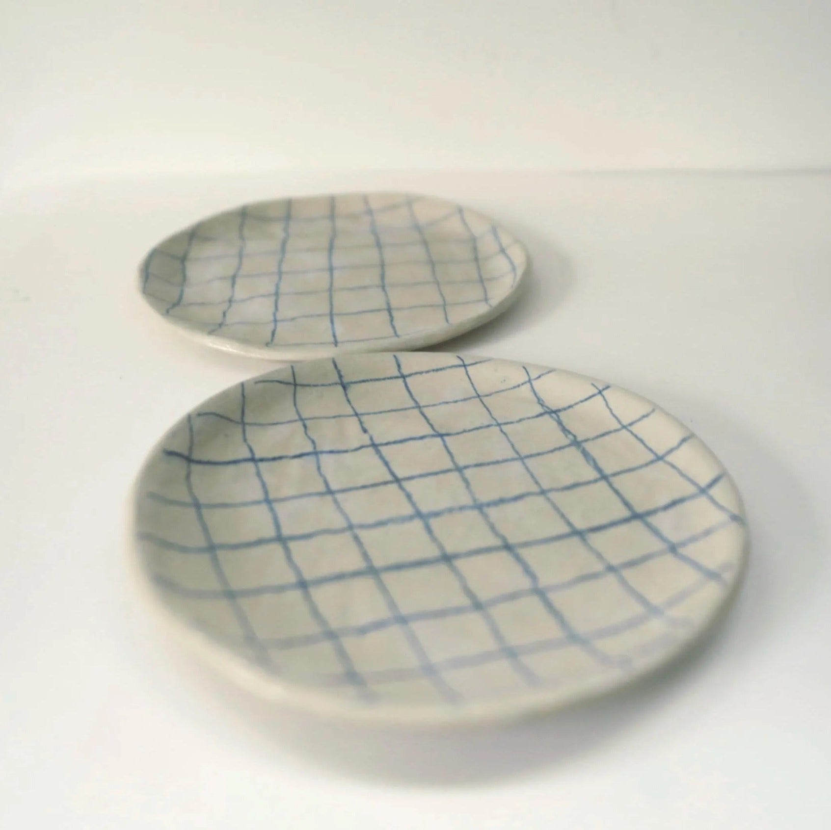 Atelier Numero 18, Assiette en grès - Carreaux