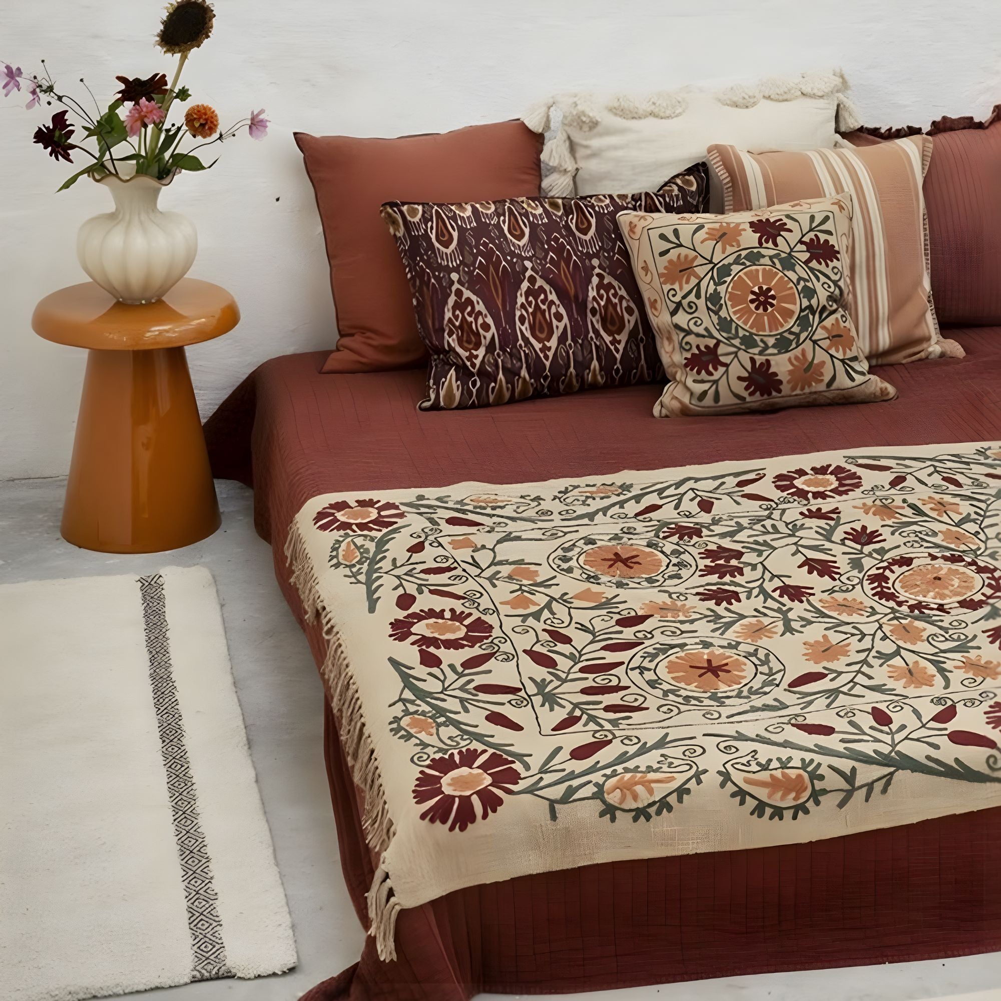 Madam Stoltz, Couvre lit en coton brodé - Suzani rouge