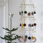 Madam Stoltz, Suspension à crochets en métal