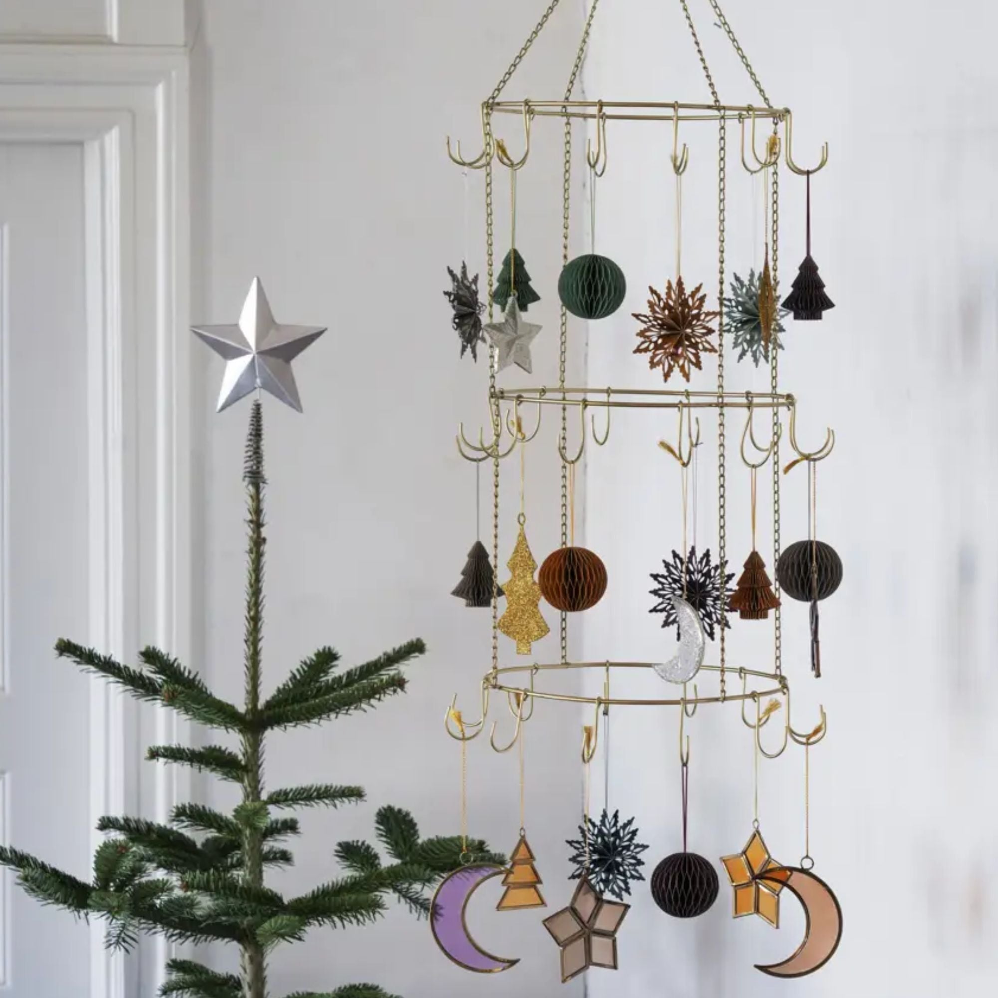 Madam Stoltz, Suspension à crochets en métal