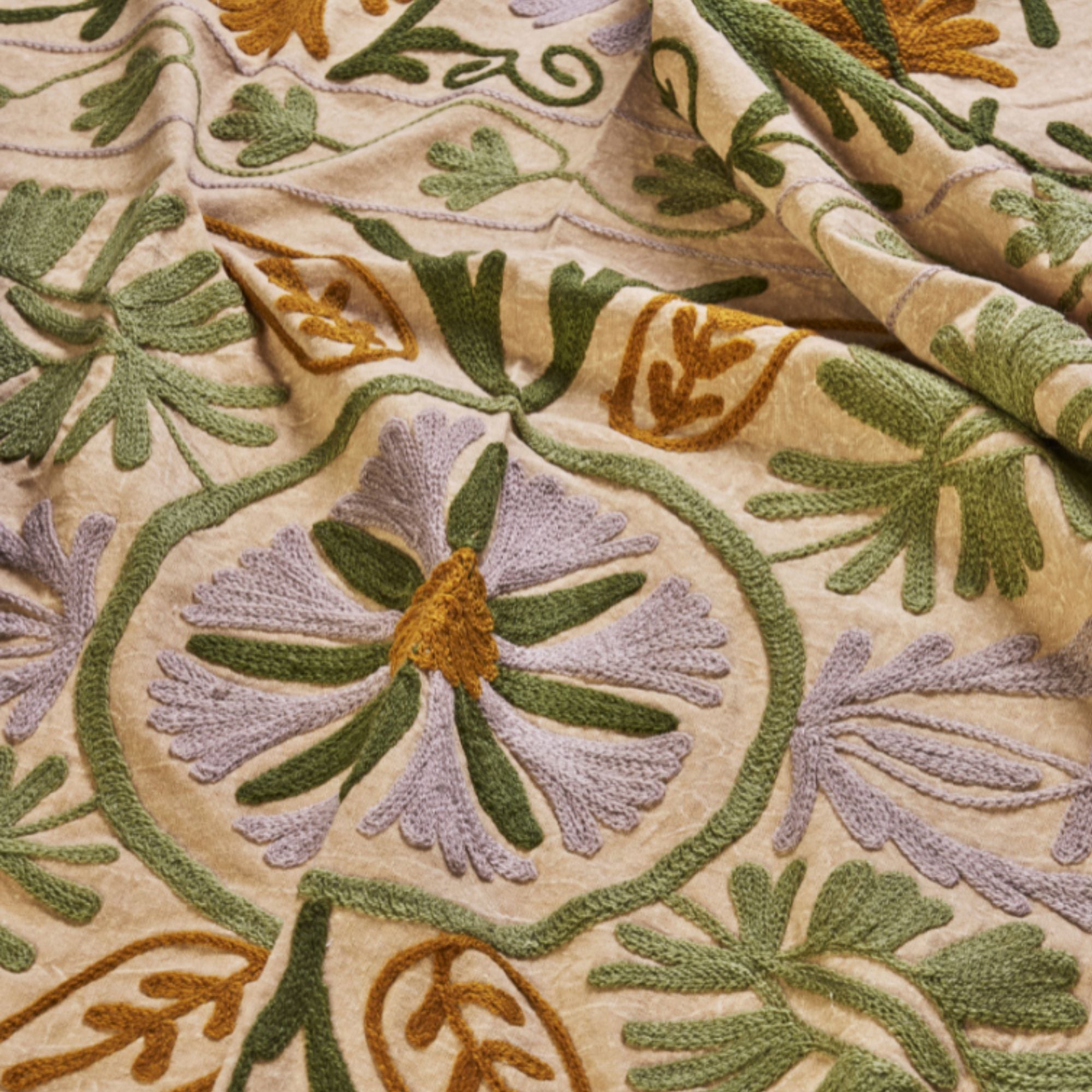 Madam Stoltz, Couvre lit en coton brodé - Suzani Camel