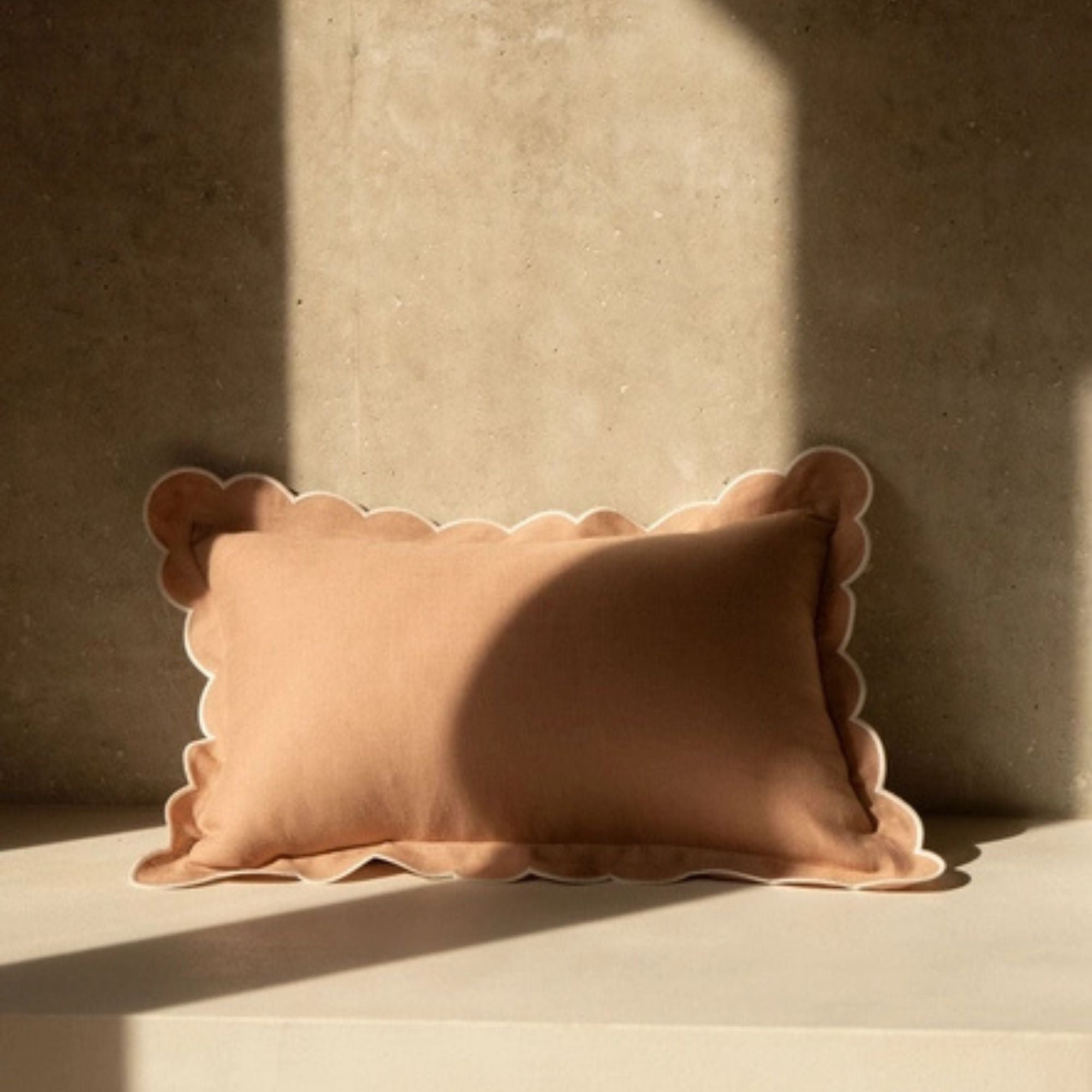 Tomète, Coussin rectangulaire en lin festonné - Rose Poudré et Blanc