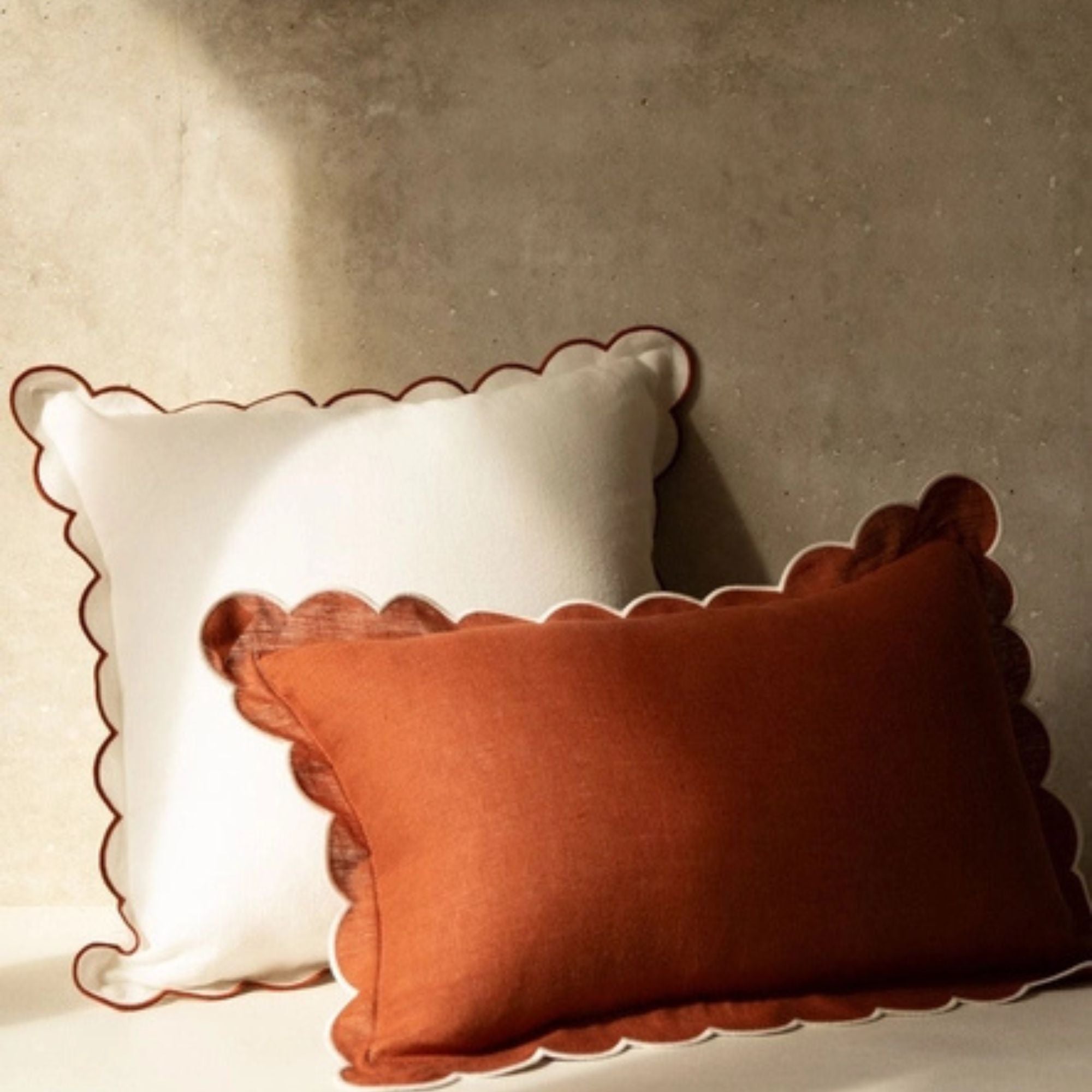 Tomète, Coussin rectangulaire en lin festonné - Tomette et Blanc