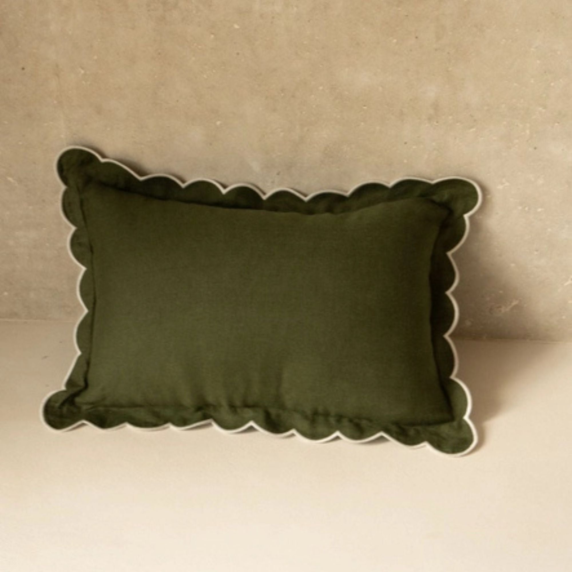 Tomète, Coussin rectangulaire en lin festonné - Vert Forêt et Blanc