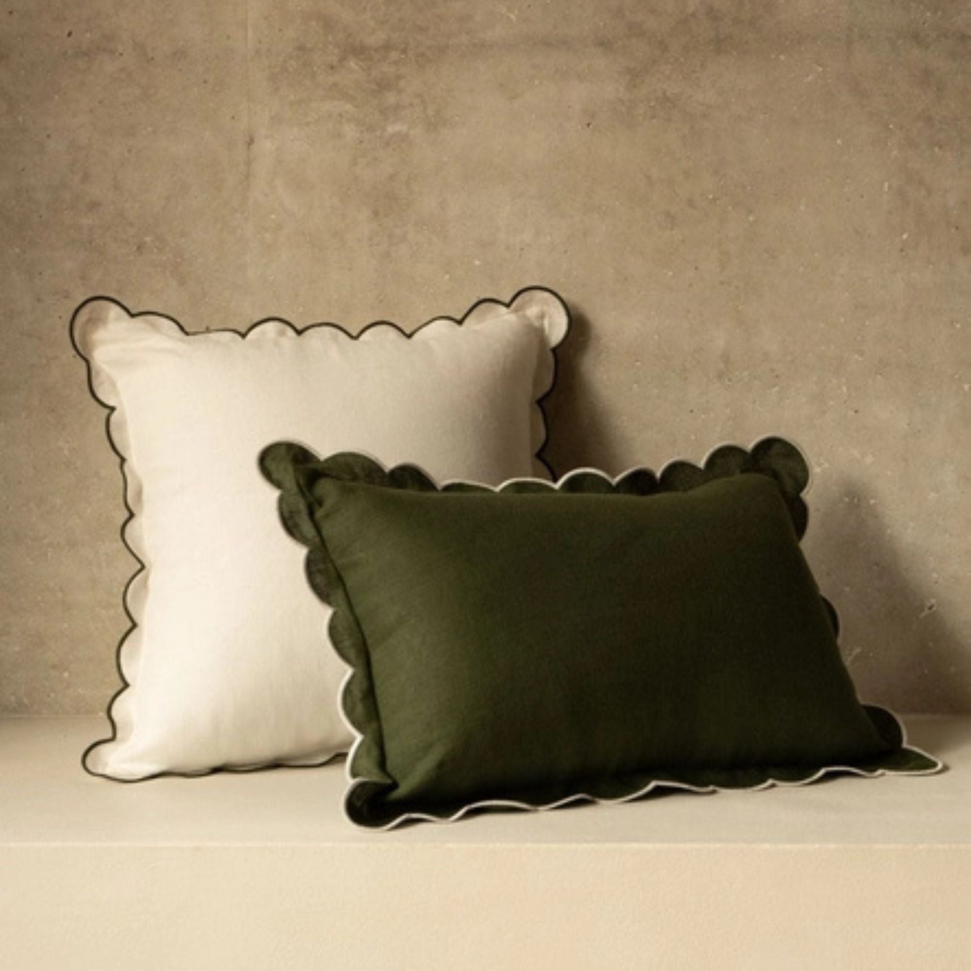 Tomète, Coussin rectangulaire en lin festonné - Vert Forêt et Blanc