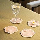 Tomète, Lot de 4 dessous de verre festonnés en lin -Rose poudré & Blanc