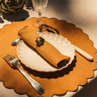 Tomète, Sets de table ronds festonnés en lin Ocre Jaune